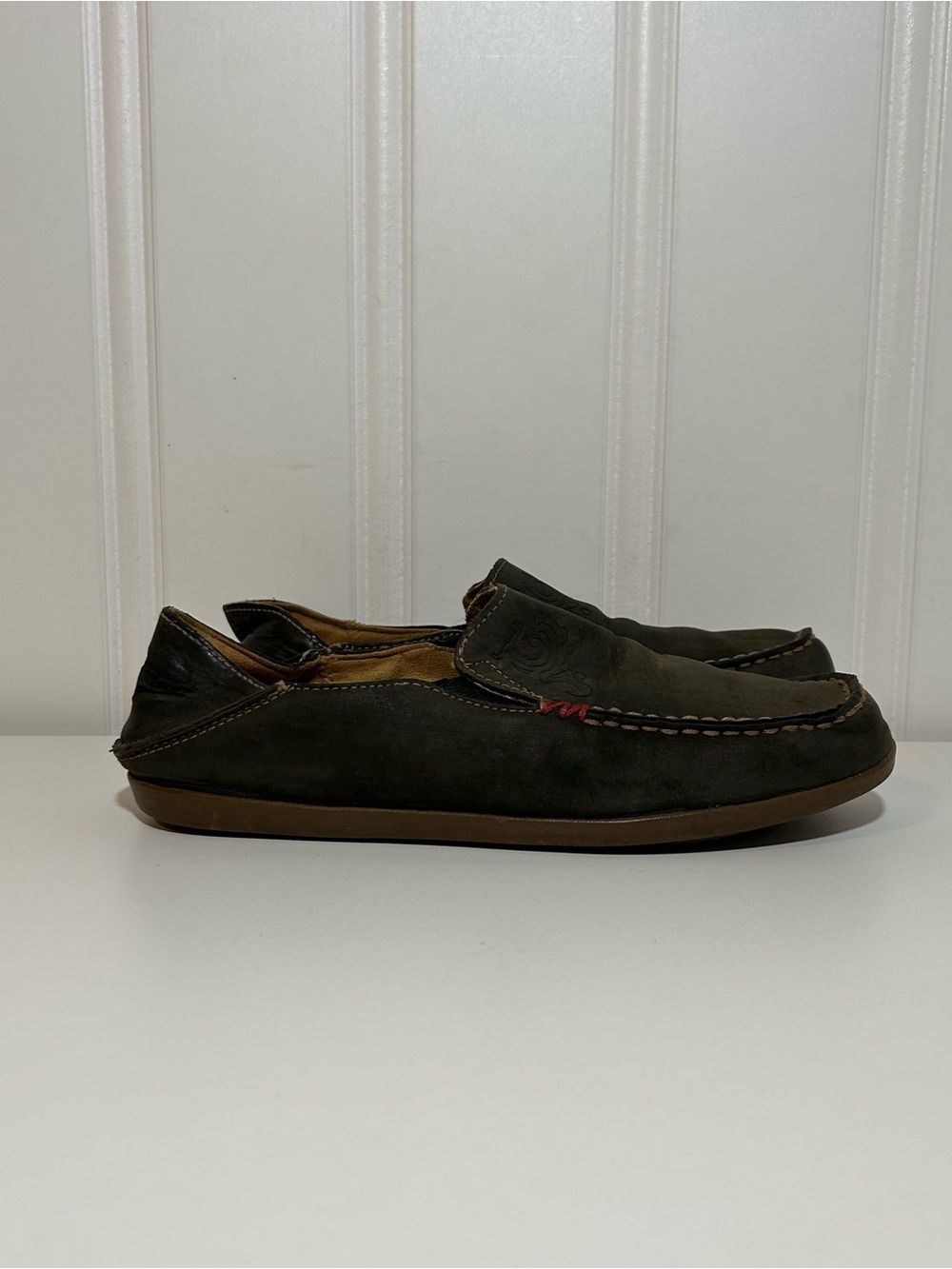 Olukai nohea nubuck slip on black leather brown sole